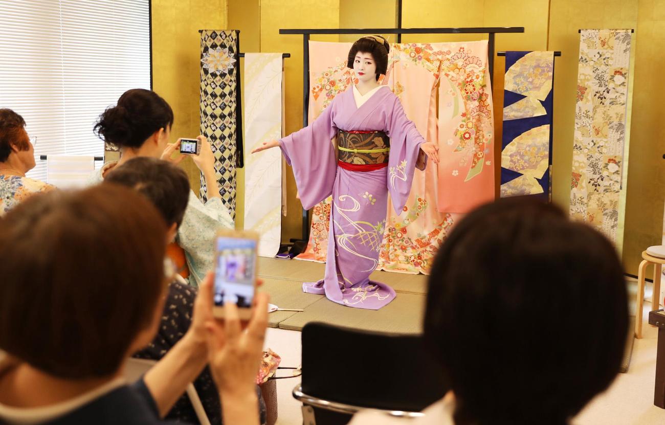 花街の人気芸妓 紗月さん 〜舞披露と記念撮影〜｜コラム｜きものと（着物メディア）│きものが紡ぐ豊かな物語。－京都きもの市場