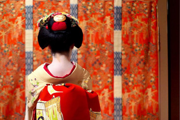 秋の舞台”温習会”を想いつつ 「京都・祇園甲部芸妓、佳つ雛日記