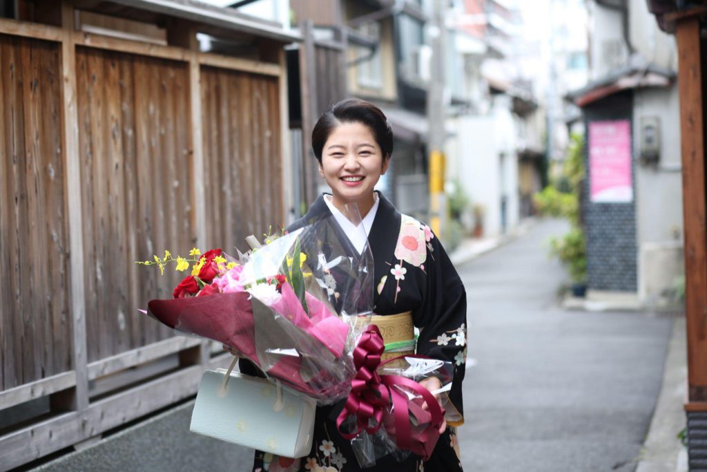 人気芸妓・紗月さん、引き祝いを終えて祇園街を巣立つ｜コラム｜きものと（着物メディア）│きものが紡ぐ豊かな物語。－京都きもの市場