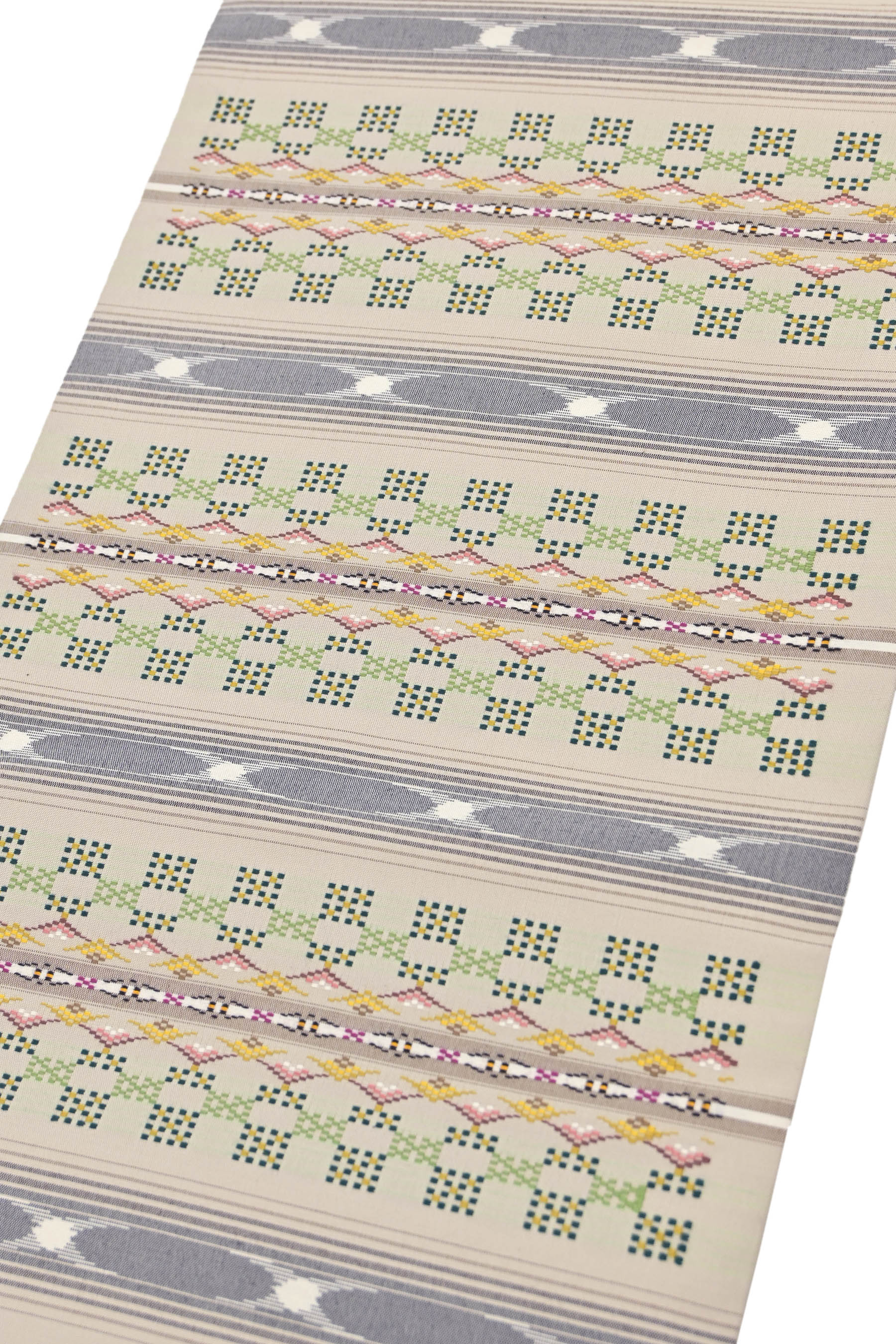 ブラックフライデーSALE】 【本場琉球 南風原花織】 ＜手織工房おおしろ＞ 特選手織り九寸名古屋帯 ≪お仕立て上がり・新古品≫  「幾何花市松・灰白色」 憧れの琉球花織で南国の風情薫る着姿に！ 紬、御召に相性抜群！| 京都きもの市場【日本最大級の着物通販サイト】